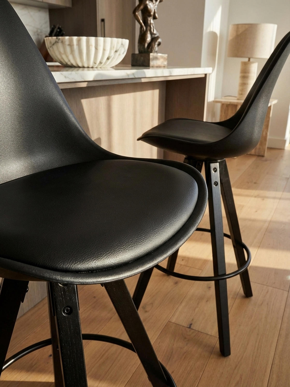 BARHOCKER – Skandinavisch, Kunstleder, Rückenlehne, X-Beine mit Metallring - Schwarz, Holz/Kunststoff (49/113/53cm) - KADIMA DESIGN