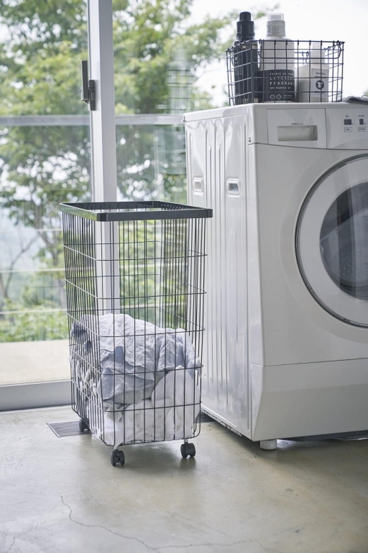 WÄSCHEKORB Tower schwarz 46/61/28 cm auf Rollen - Schwarz, Metall (46/61/28cm) - Yamazaki