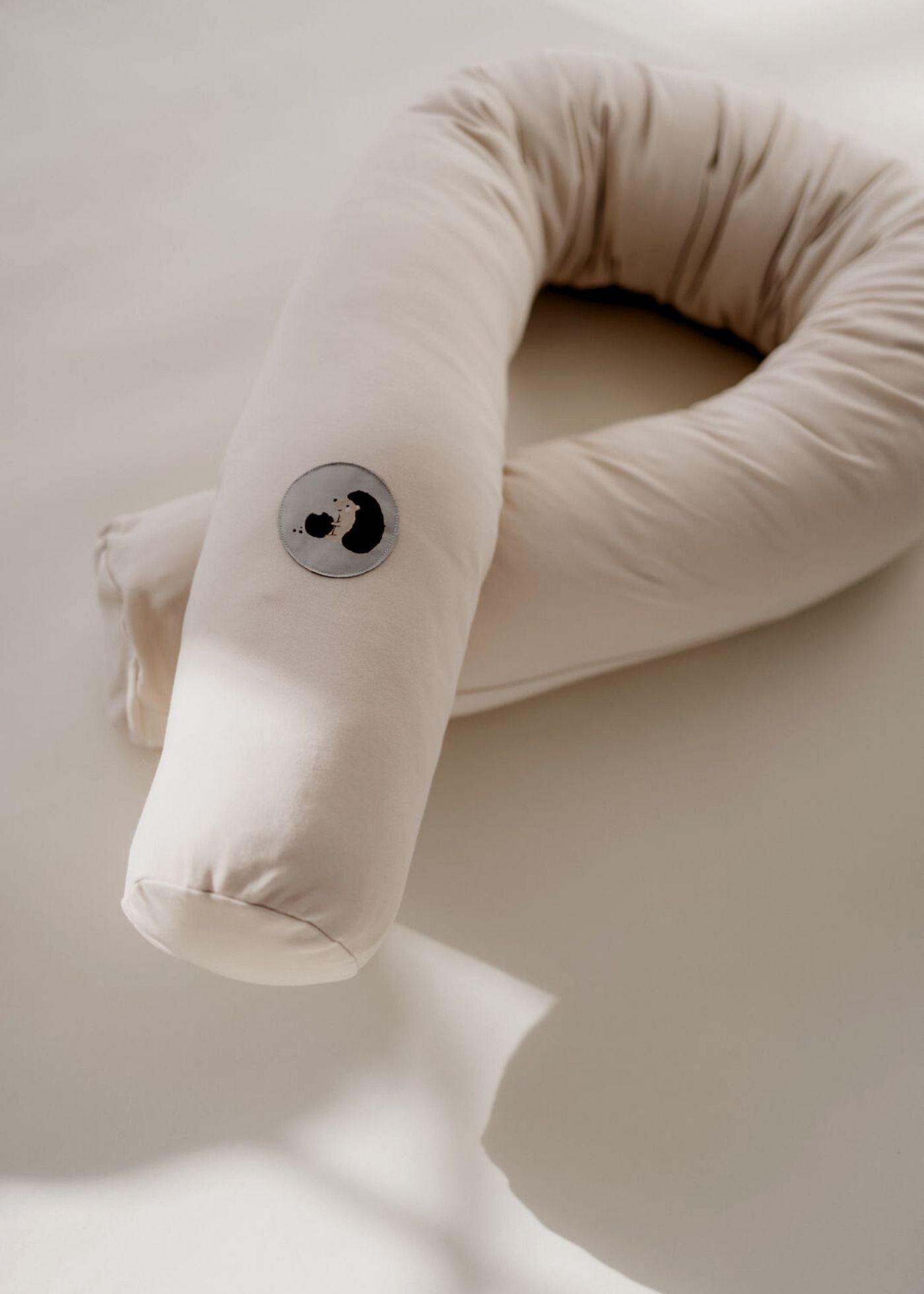 NESTCHENSCHLANGE Cozy "Hungry Hedgehog, Stone" 190 cm Bettschlange - Rot/Grau, Textil (15/190cm) - Sämann – make a difference.