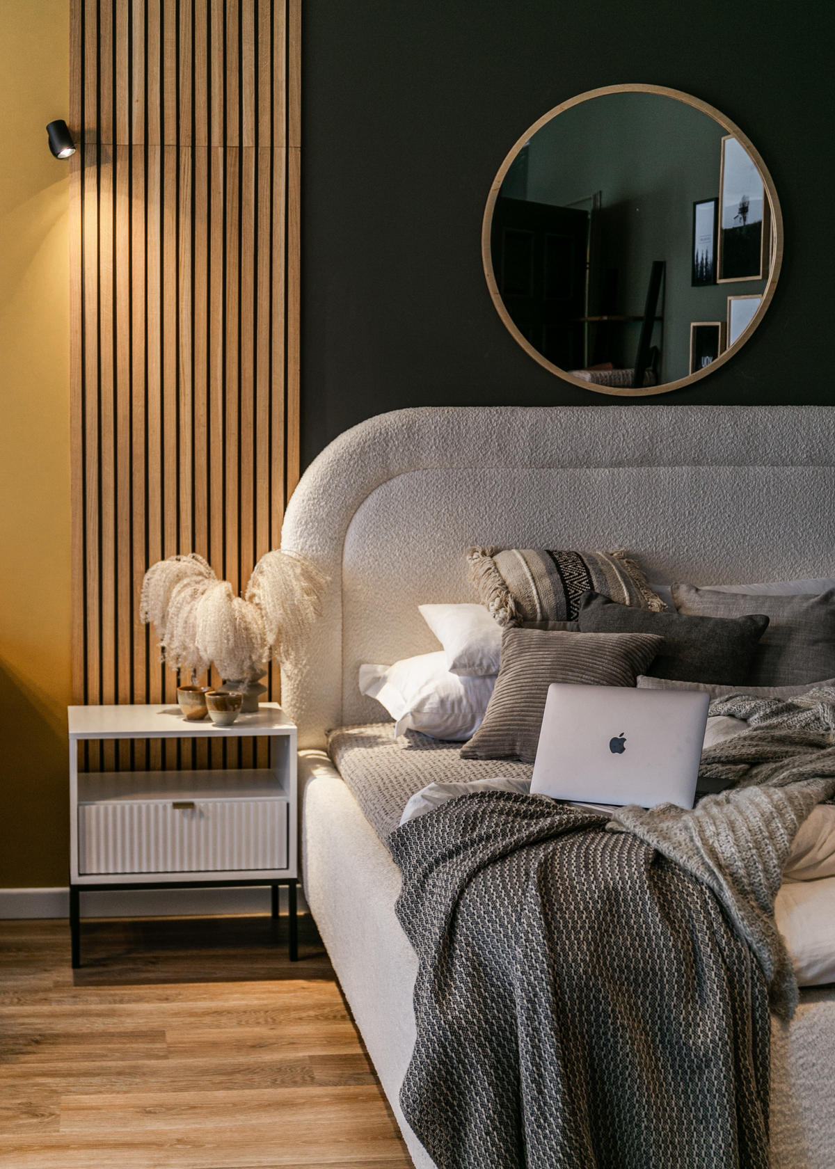 NACHTSCHRANK Vellore Weiß mit Metallbeinen 54 cm - Goldfarben/Schwarz, Holzwerkstoff/Metall (54/56/39cm) - Selsey