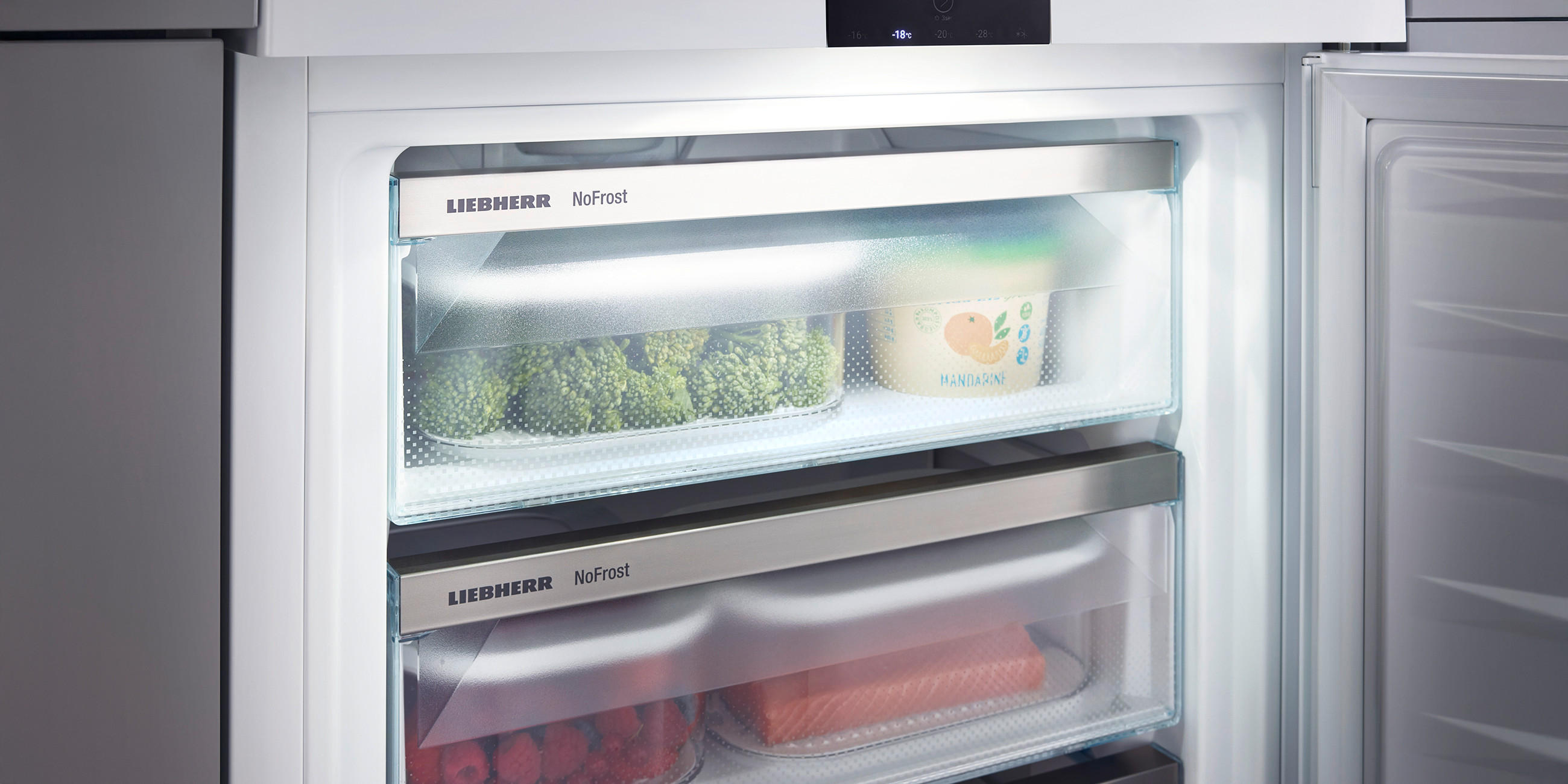 Offenes Kühlfach mit NoFrost Frischetechnologie von LIEBHERR.