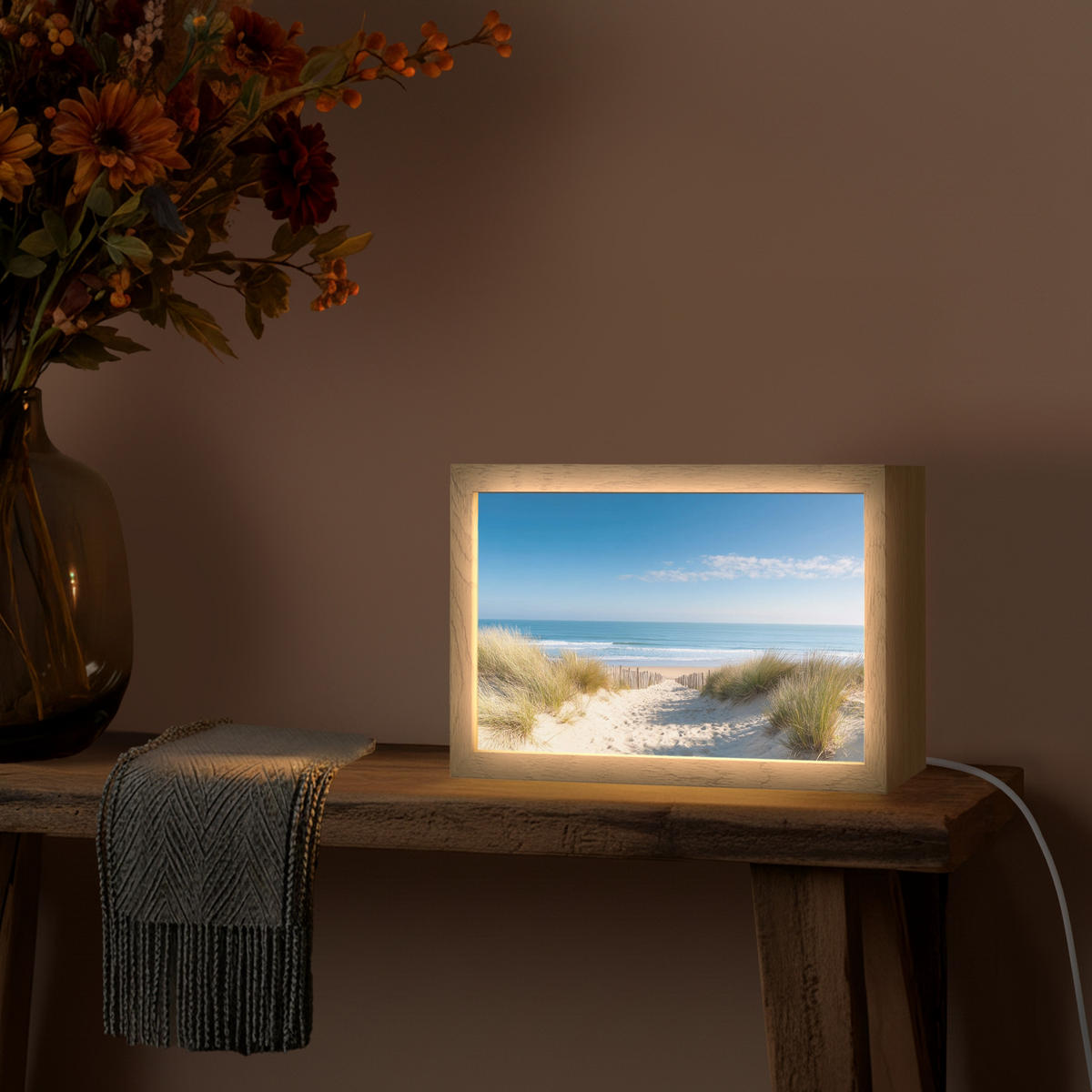 NÁSTĚNNÁ LAMPA Pláž - moře - duny - písek - léto 30x20 cm - písková barva, kompozitní dřevo (30/20/8cm) - OnlyWow