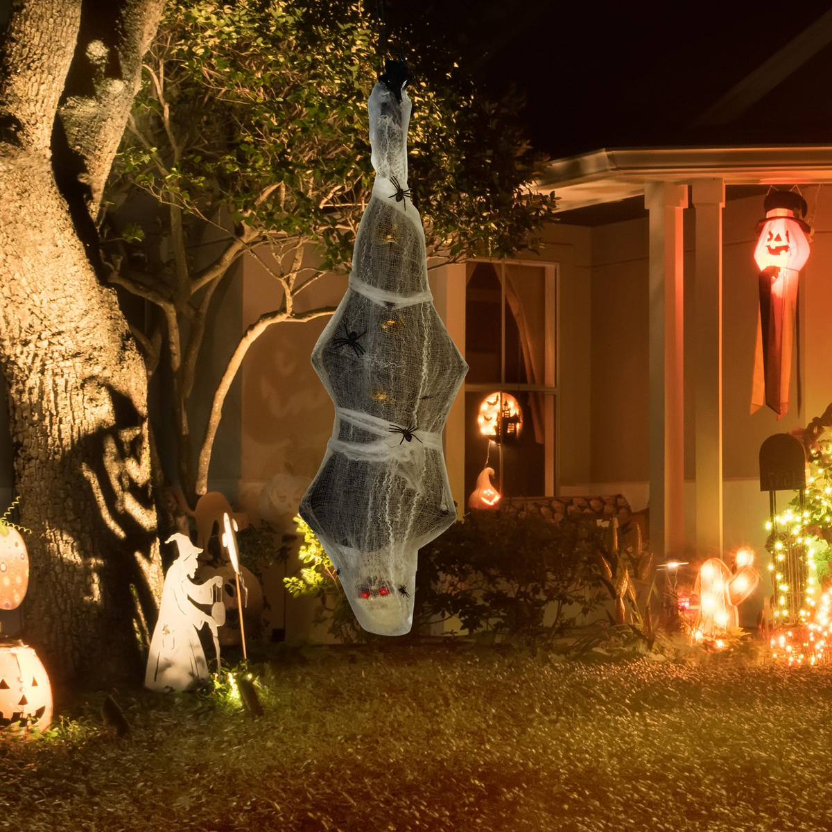 170 cm halloweenská dekorace mumie, visící kostra s svítícíma očima v životní velikosti - šedá, plast (21/142/43cm) - HOMCOM
