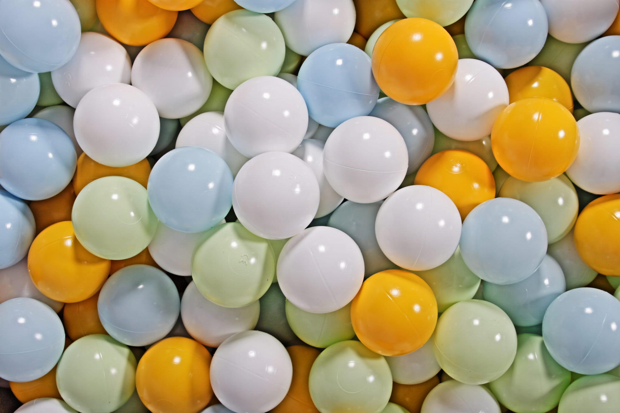 BÄLLE für Bällebad, Spielbälle, Plastikbälle für Kinder Set 300 pcs.: Hellgrün/Blau/Weiß/Gelb - Dunkelgelb, Textil (7/7/7cm) - MeowBaby