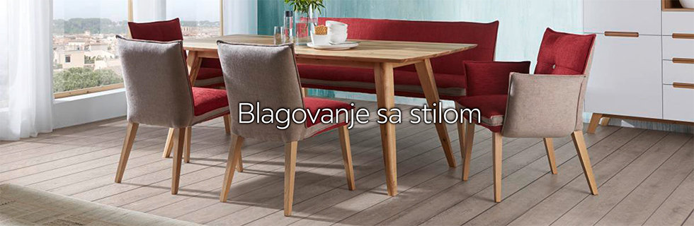 Crvena blagovaonica s drvenim stolom