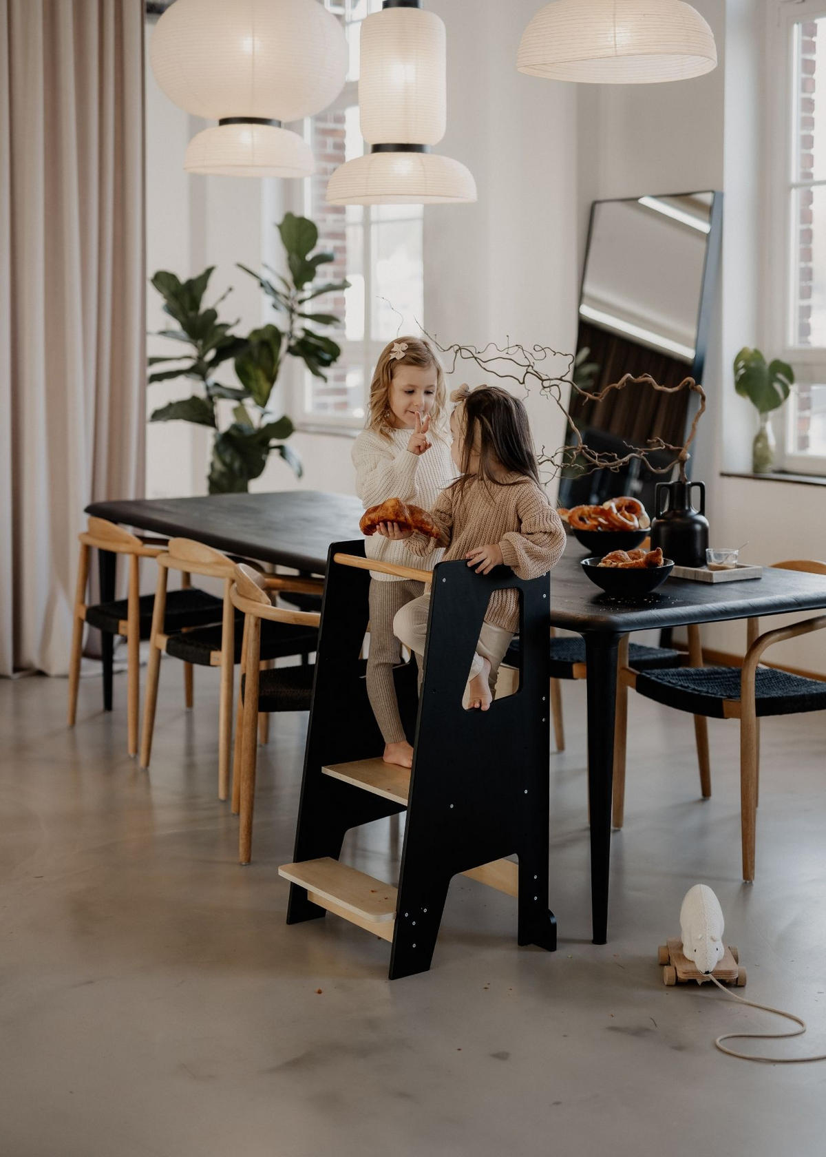 LERNTURM Steppy Höhenverstellbar Montessori Kippschutz schwarz/natur - Schwarz/Naturfarben, Holzwerkstoff (44/90/44cm) - Sämann – make a difference.