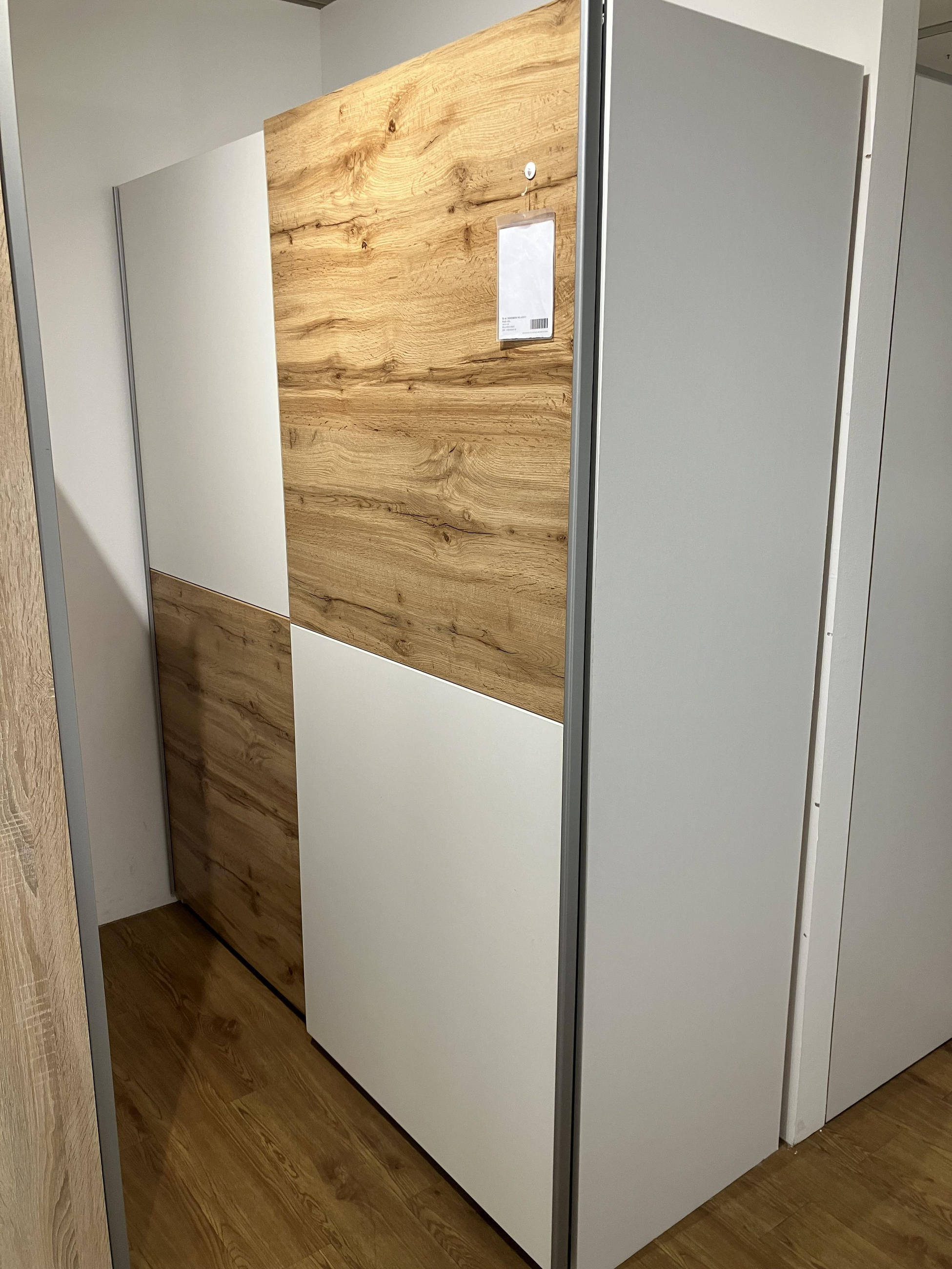 OMARA Z DRSNIMI VRATI PULS - Xora