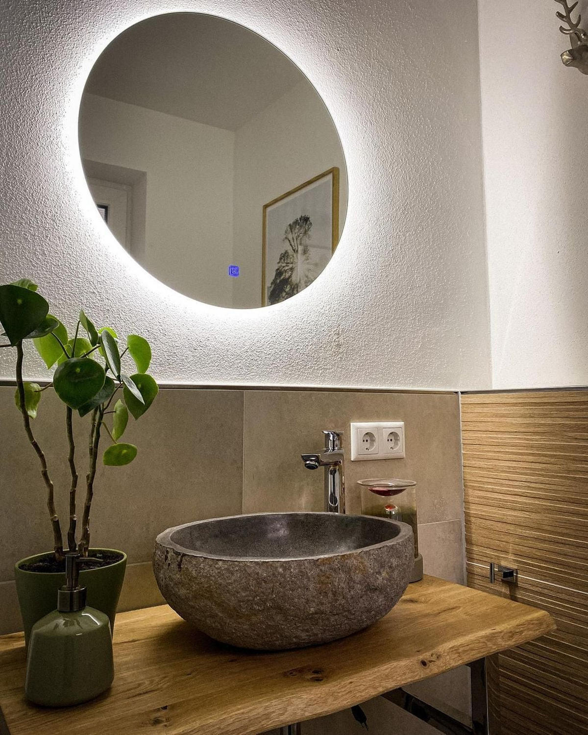 KUPAONSKO OGLEDALO s LED rasvjetom okruglo 60 cm Callac - srebrne boje, staklo (60/60/3cm) - Beliani