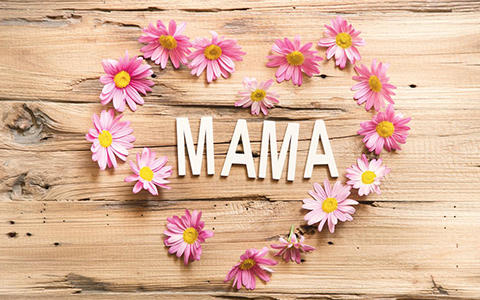 Holzboden mit Blumenherz und Buchstaben "MAMA"