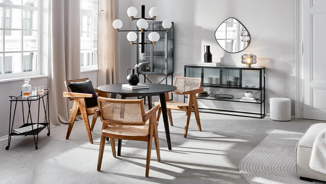 moderná jedáleň, presklené vitríny, drevené stoličky s výpletom, šedá podlaha