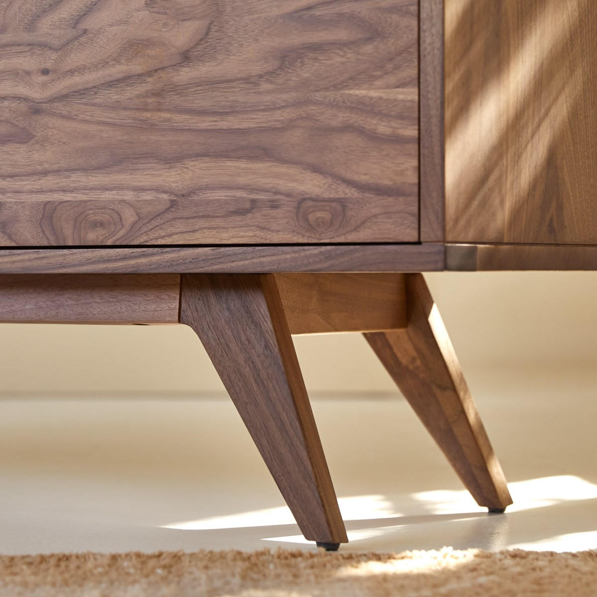 TV-SCHRANK Esmée Braun aus Walnuss - Braun, Holz (130/60/35cm) - Tikamoon