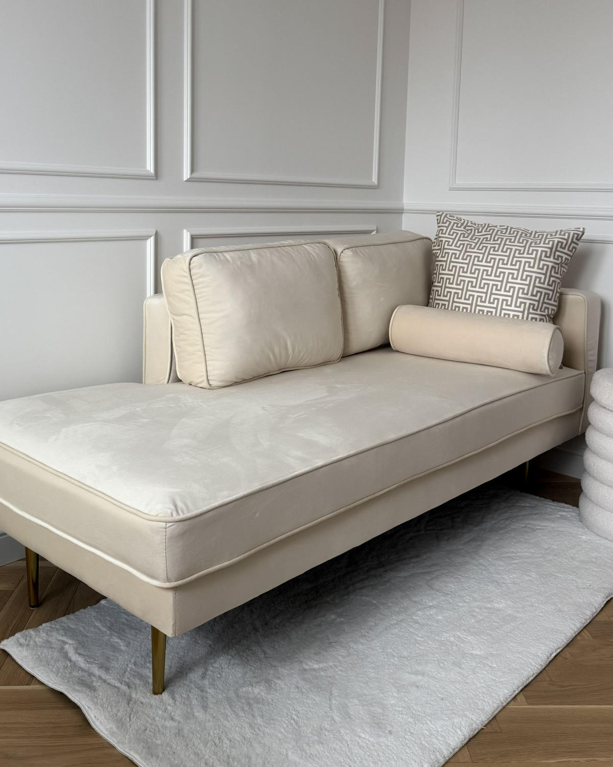 ČALOUNĚNÉ LEHÁTKO CHAISE LONGUE Sametová látka béžové pravostranné Miramas - zlatá/béžová, textil (171/63/79cm) - Beliani