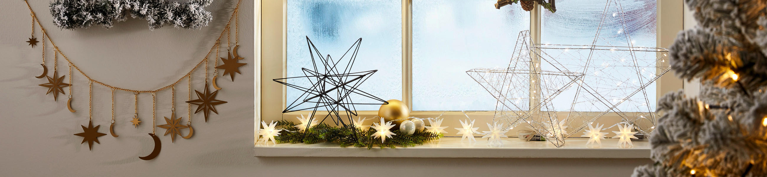 Lichterkette auf einer Fensterbank 
