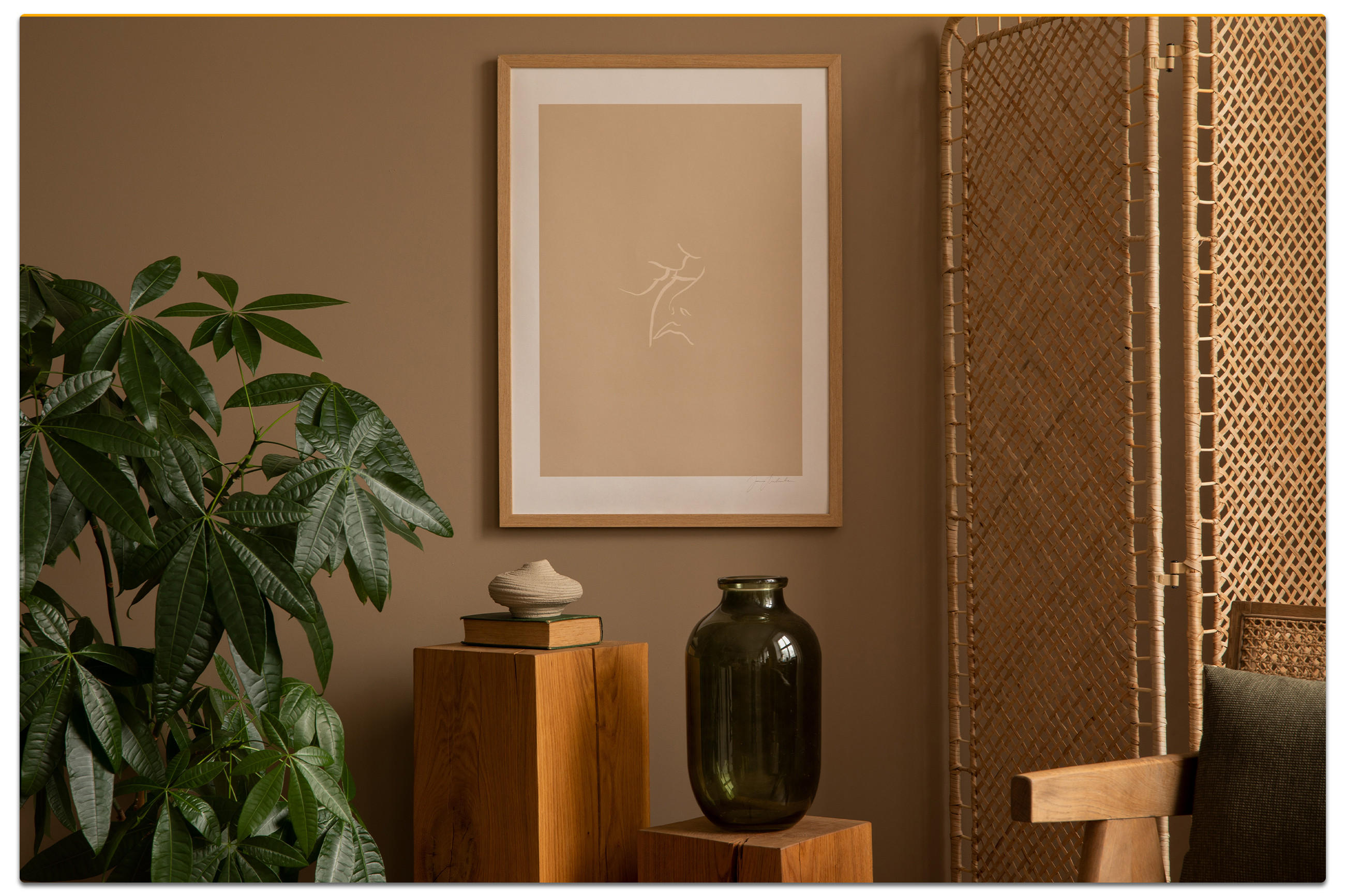 Gemütliche Raumecke im Cocooning-Stil mit grüner Pflanze, Holzsockeln mit Dekoobjekten, minimalistischem Wandbild und geflochtenem Raumtrenner – warme Erdtöne für ein behagliches Wohngefühl.