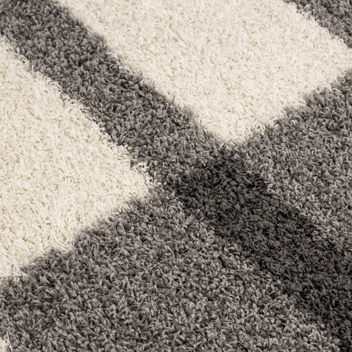 HOCHFLORTEPPICH Shaggy Kariert Kuschelig Waschbar Wohnzimmer Hellgrau 80x150 cm – WERFEN - Grau, Textil (80/150cm) - KADIMA DESIGN