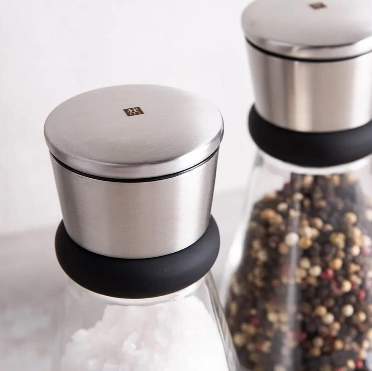 SALZ & PFEFFERMÜHLEN-SET – 2er Set, Manuell, Edelstahl Gebürstet, Keramikmahlwerk, Fein- & Grobmahlung, Hochwertige Gewürzmühlen - Transparent, Glas/Kunststoff (15/10/15cm) - Henckels by ZWILLING