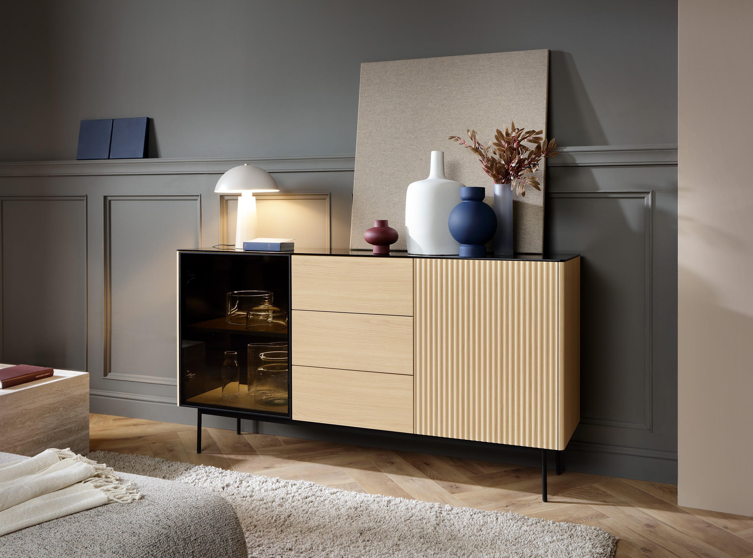 KOMMODE Rita Vincenza Eiche, zweitürige, verglaste Kombikommode mit LED beleuchtung - Eichefarben/Schwarz, Holzwerkstoff (157/84/39cm) - Bettso