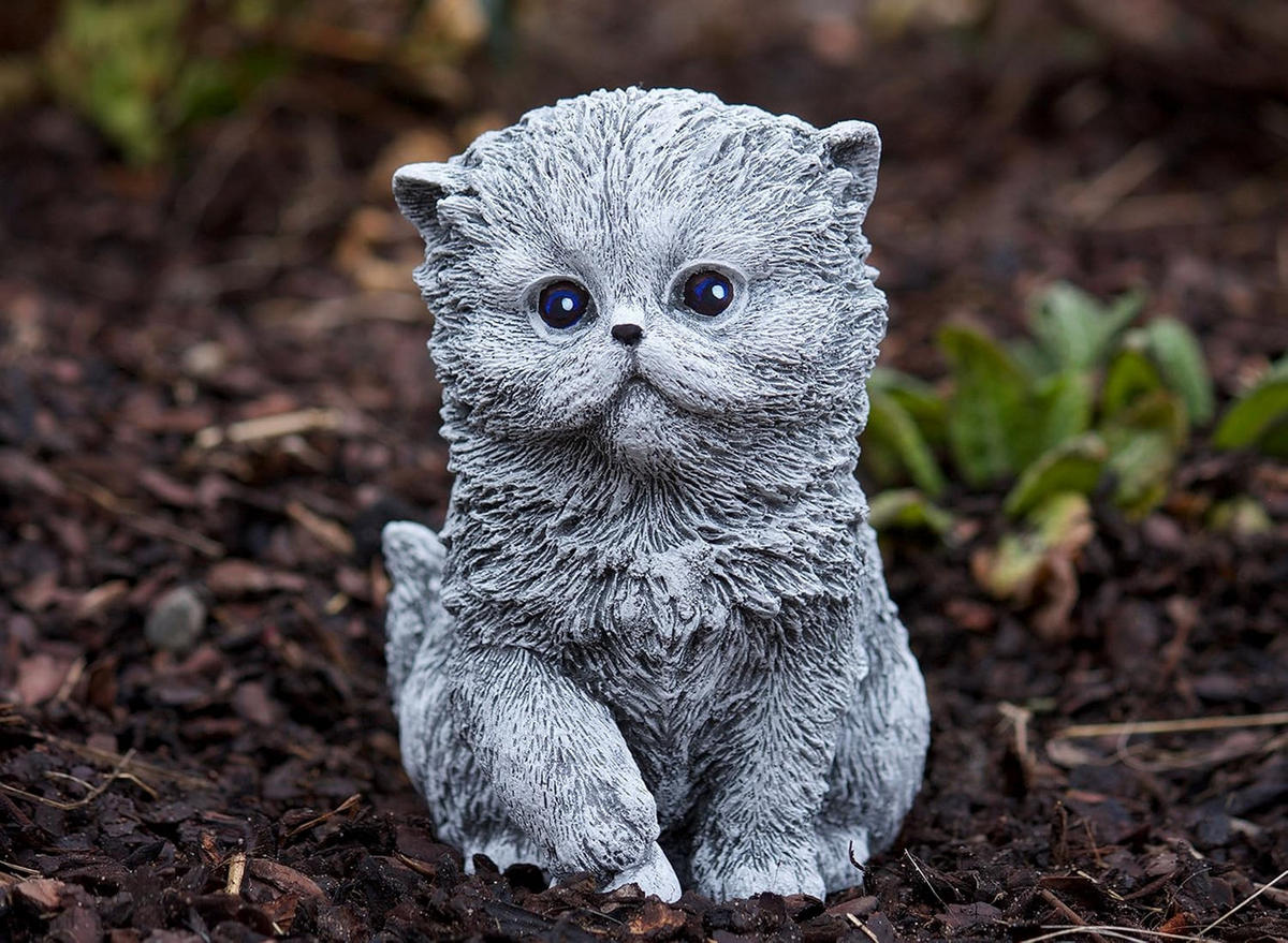 STEINFIGUR Perser Langhaar Katze Kitten mit Spielzeug, Steinguss, Frostfest - Grau, Stein (11/16/11cm) - stoneandstyle
