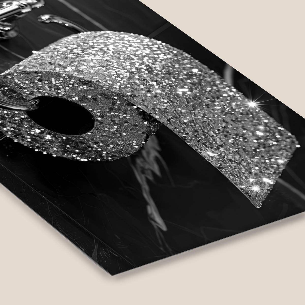 POSTER MIT RAHMENGERAHMTES BILD WC - Toilettenpapier - Schwarz und weiß - Glitter Bilderleiste 80x120 cm - Silberfarben, Papier (80/120cm) - MuchoWow