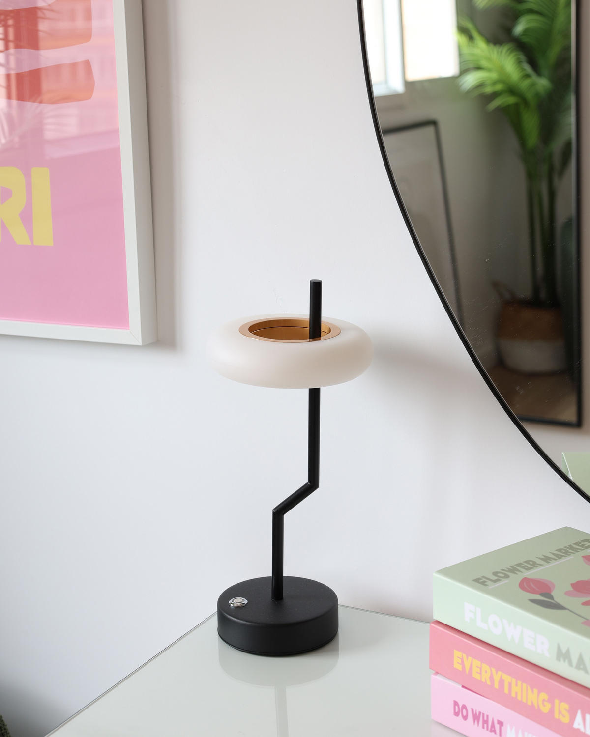 LAMPĂ DE MASĂ LED neagră/albă/deschisă nuanță de lemn Alviela - alb/negru, metal (16/16/36cm) - Beliani