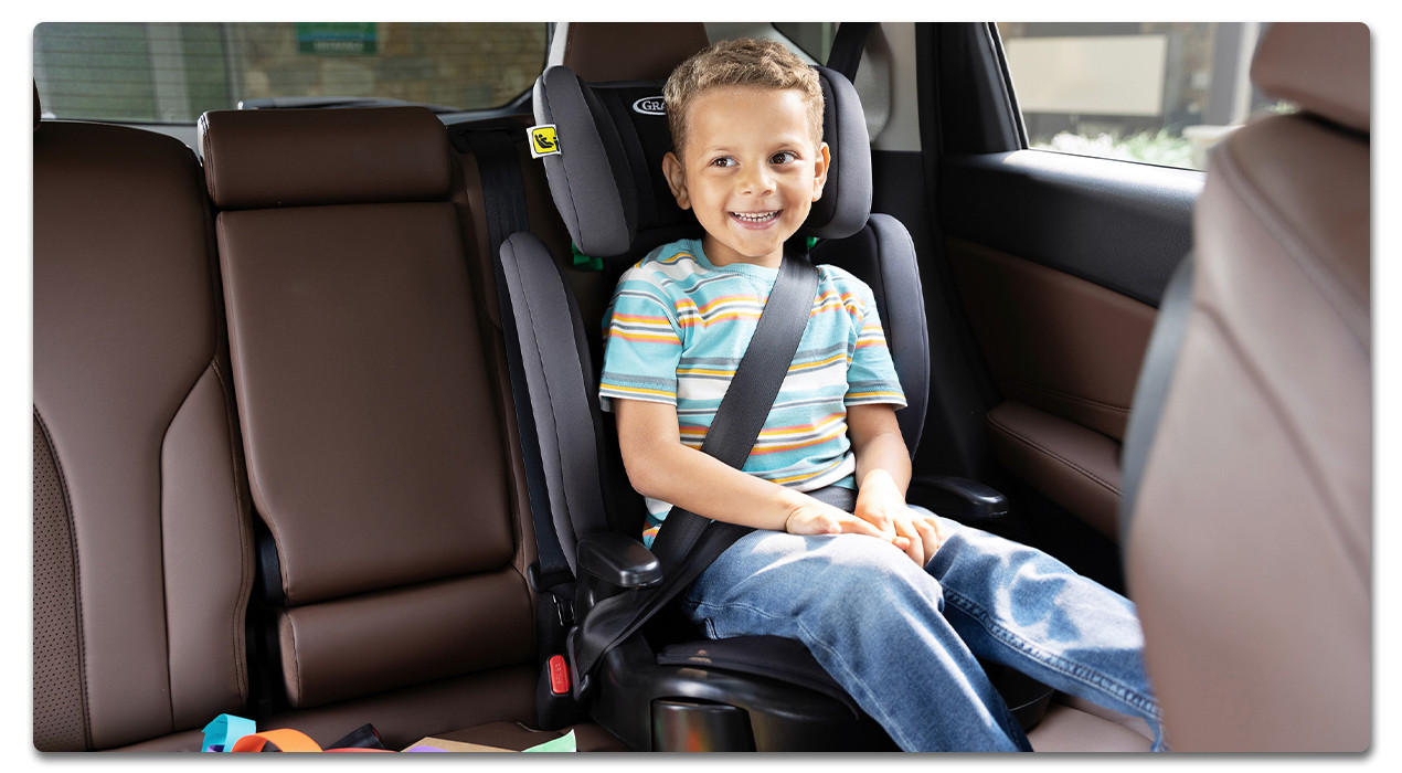 Junge im kindersitz im auto