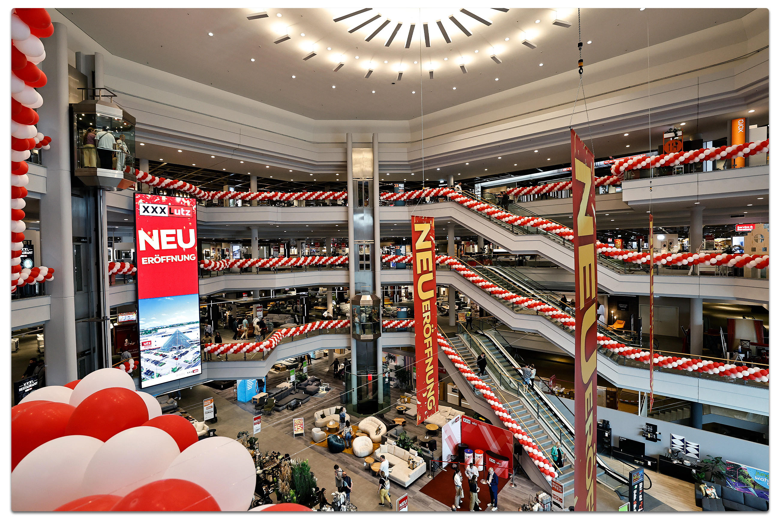 XXXLutz Einkaufszentrum inEssen mit roten und weißen Ballons und einem Schild "NEU Eröffnung" Schild zur Feier der Eröffnung