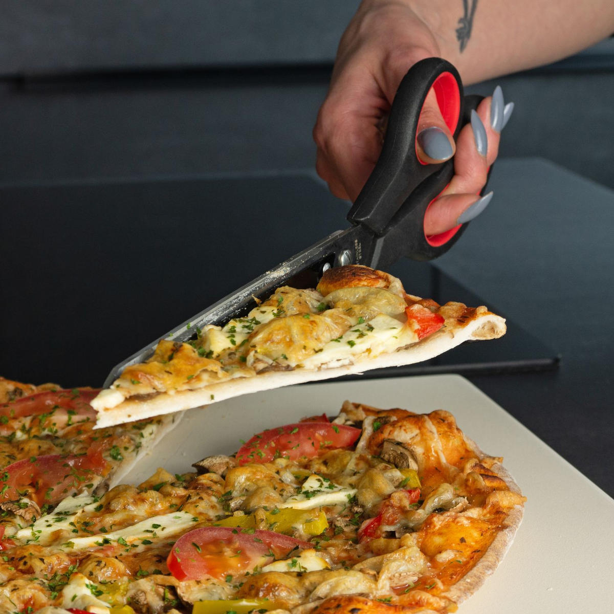PIZZASCHERE mit Edelstahlklinge und Heber - Schwarz, Metall (8/8/27.5cm) - Intirilife