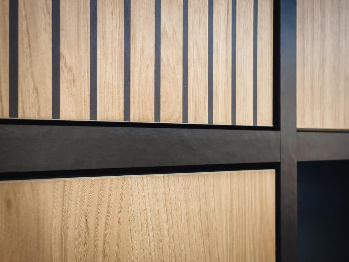 WOHNWAND Eiche Hickory, schwarz 340 cm, Schrankwand mit Kamin, inkl. LED-Beleuchtung - Eichefarben/Schwarz, Glas/Holzwerkstoff (340/197/50cm) - Inn.Furn