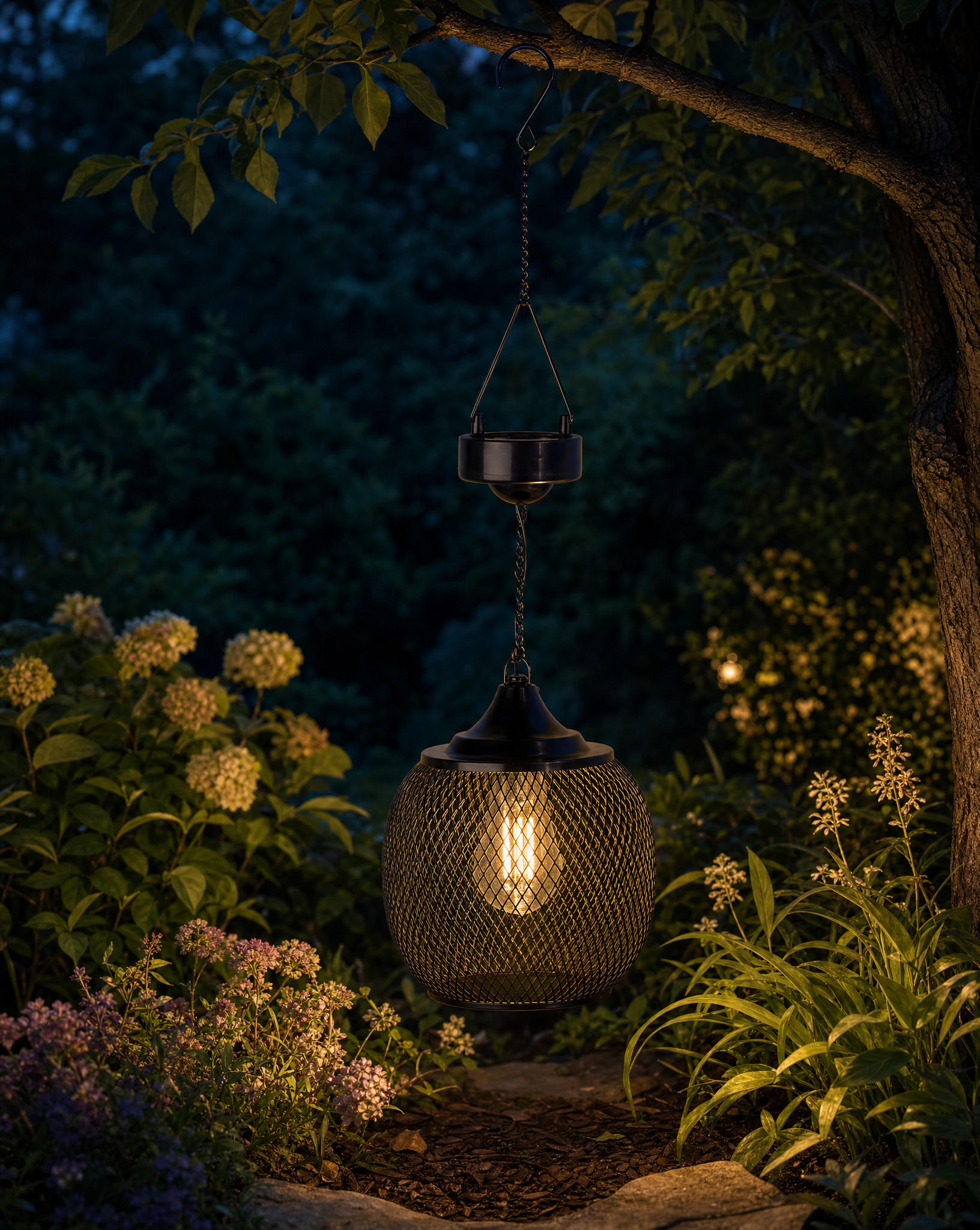 SOLAR-LED-HÄNGELATERNE - elegantes Metall-Mesh-Design mit warmweißem Licht und Dämmerungssensor für Garten und Terrasse - Weiß, Metall (15/15/50cm) - Northpoint