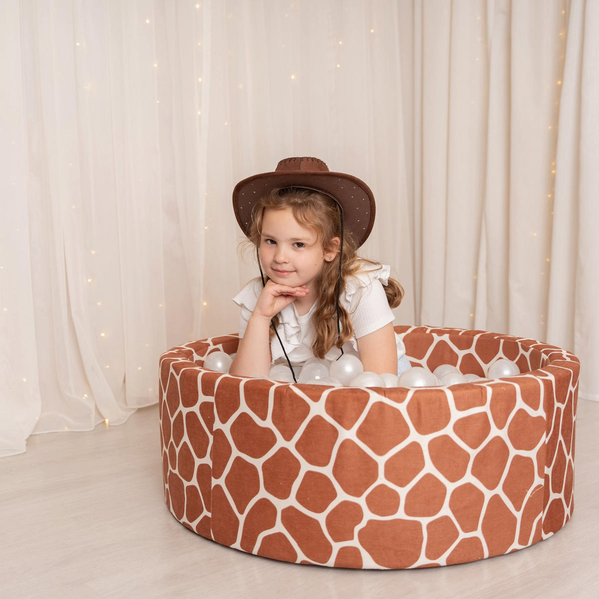 BÄLLEBAD für Kinder 90/30 cm, Rund, Giraffen-Motiv, Braun, inkl. 200 Bällen - Braun/Weiß, Textil (90cm) - Bees & Blooms