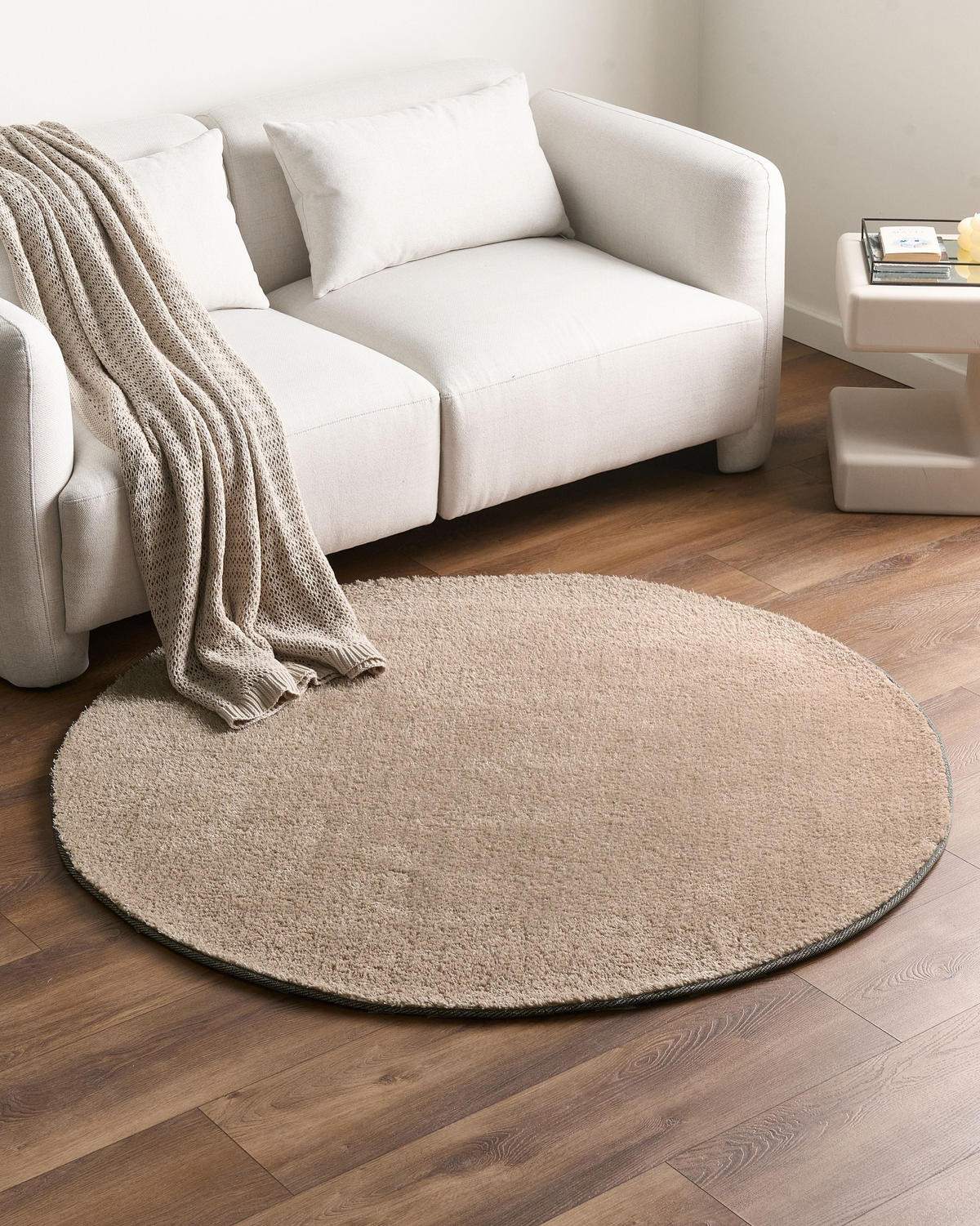 CHLUPATÝ KOBEREC SHAGGY Pískově béžový 140 cm Demre - písková barva/béžová, textil (140/140cm) - Beliani