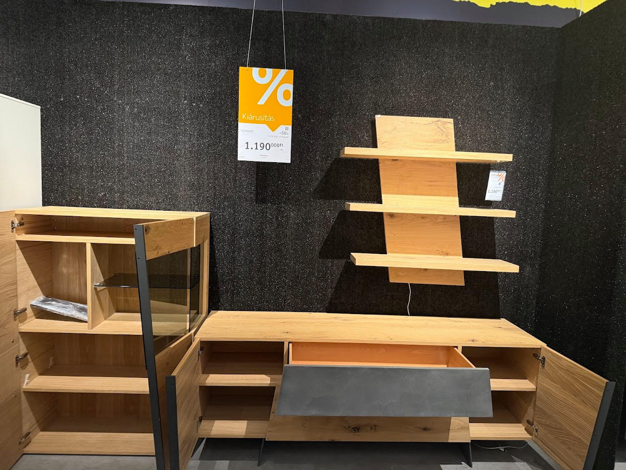 NAPPALI  SEVILLA-BUDAÖRS OUTLET - Moderano