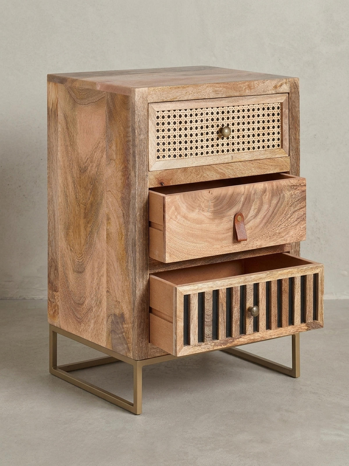NACHTTISCH – Mango Massivholz/Rattan, 3 Schubladen, für Boxspringbett - Goldfarben/Braun, Holz/Metall (40/60/30cm) - KADIMA DESIGN