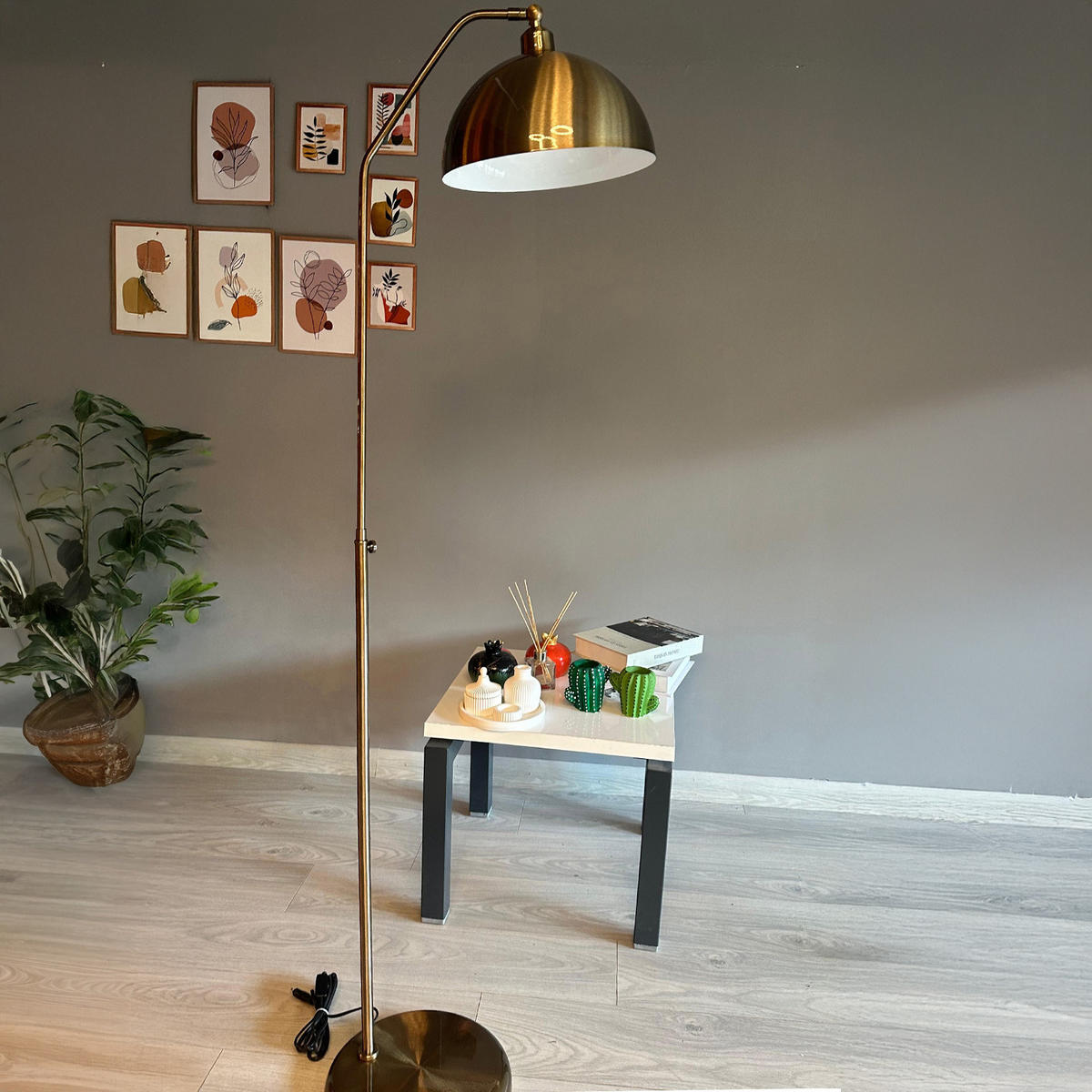 STEHLAMPE Helvik aus Metall mit E27, verstellbarer Lampenschirm - Messingfarben, Metall (37/37/170cm) - Bamyum