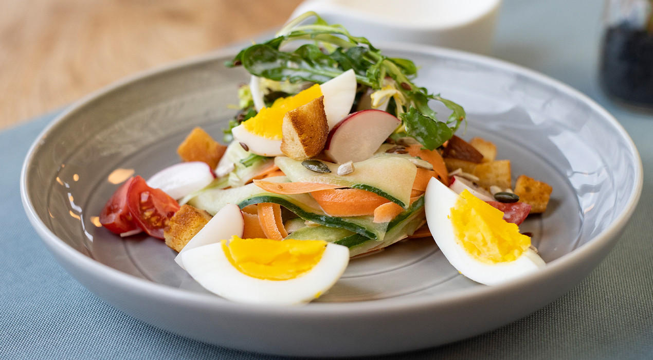 XXXLecker-158-Fruehlingssalat-mit-wachsweichem-Ei-und-Laugencroutons-1270x700.jpg