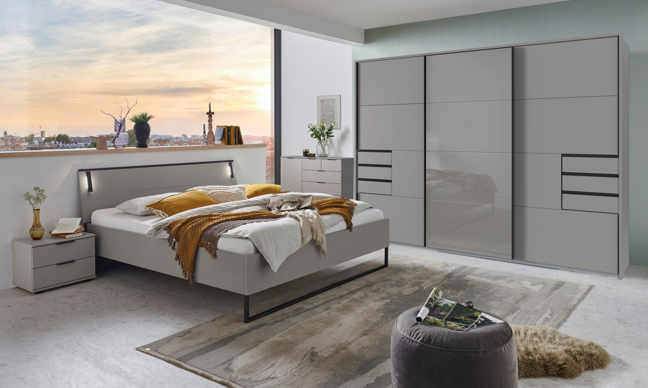 Spalnica z posteljo, komodo in oknom, ki omogoča naravno svetlobo.