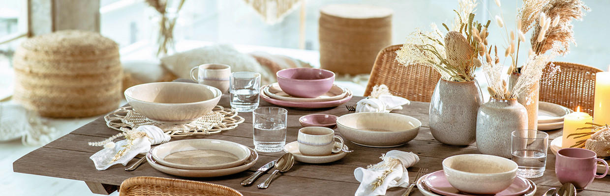 Gedeckter Tisch mit Geschirr beige und rosa Tönen von Villeroy & Boch