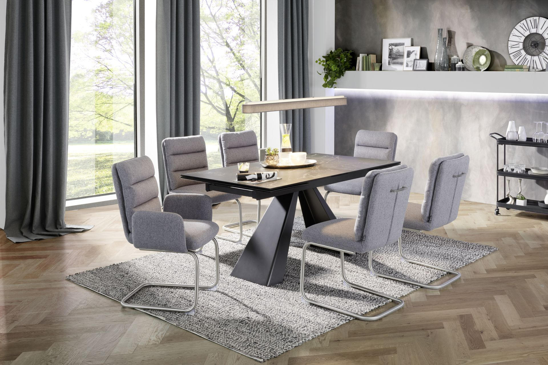 Sive stolice i crni blagovaonski stol