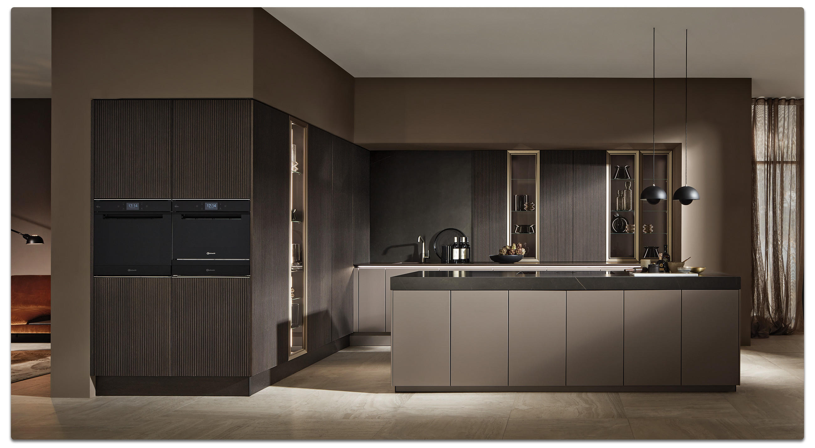 Design-Küche mit organic shaped Leuchten, ausgefallenen Schränken und hochwertiger Materialien.