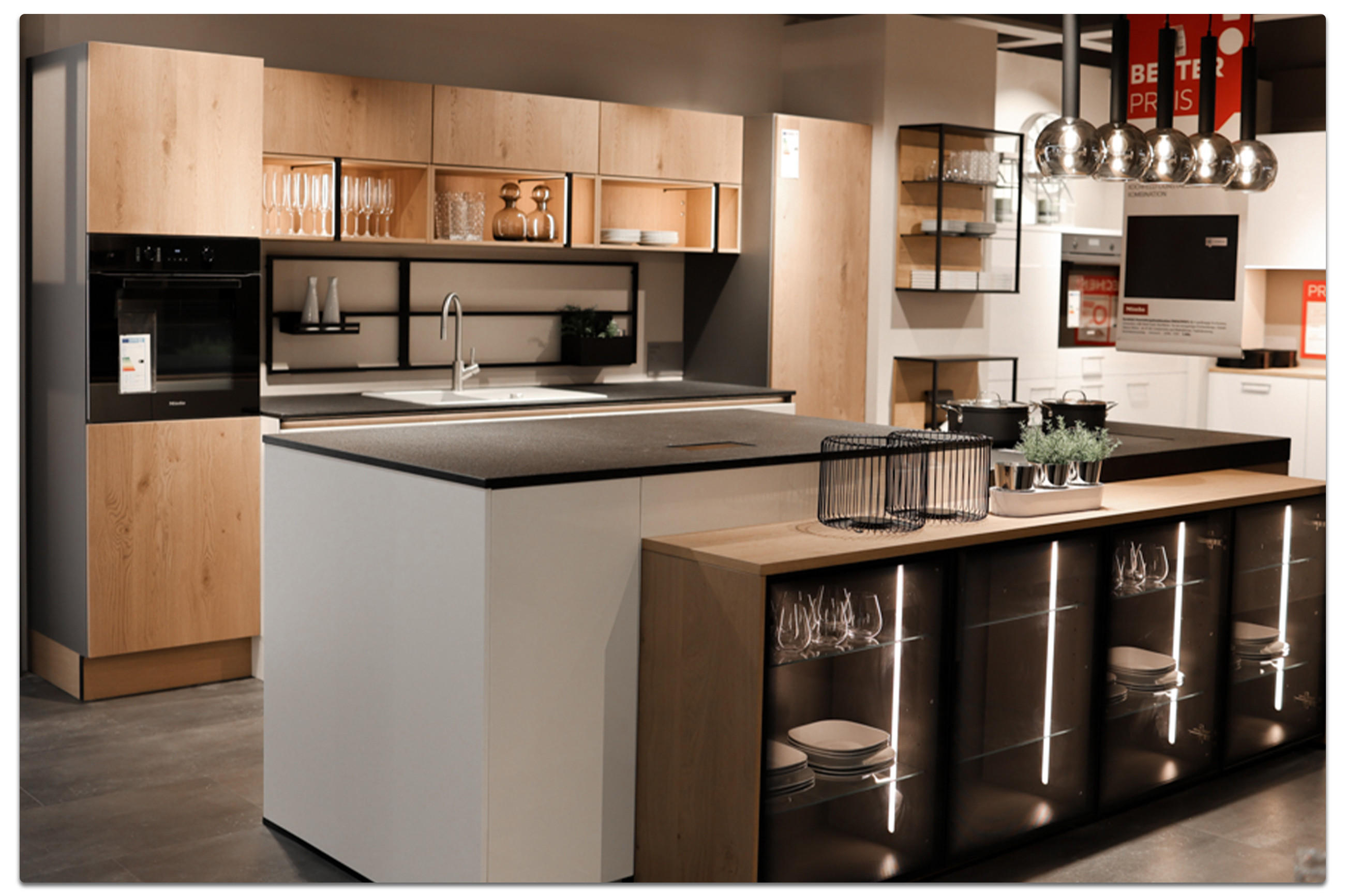 Eine moderne Küche mit einem Spülbecken, einem Kühlschrank und einer Bar, die zum Kochen und Entspannen einlädt
