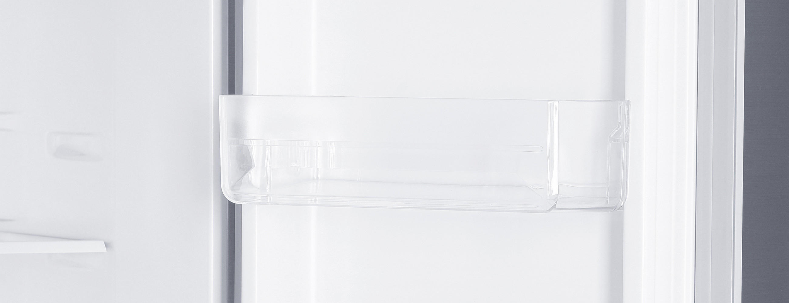 Nahaufnahme von offener Kühlschranktür, mit abnehmbaren Teilen.