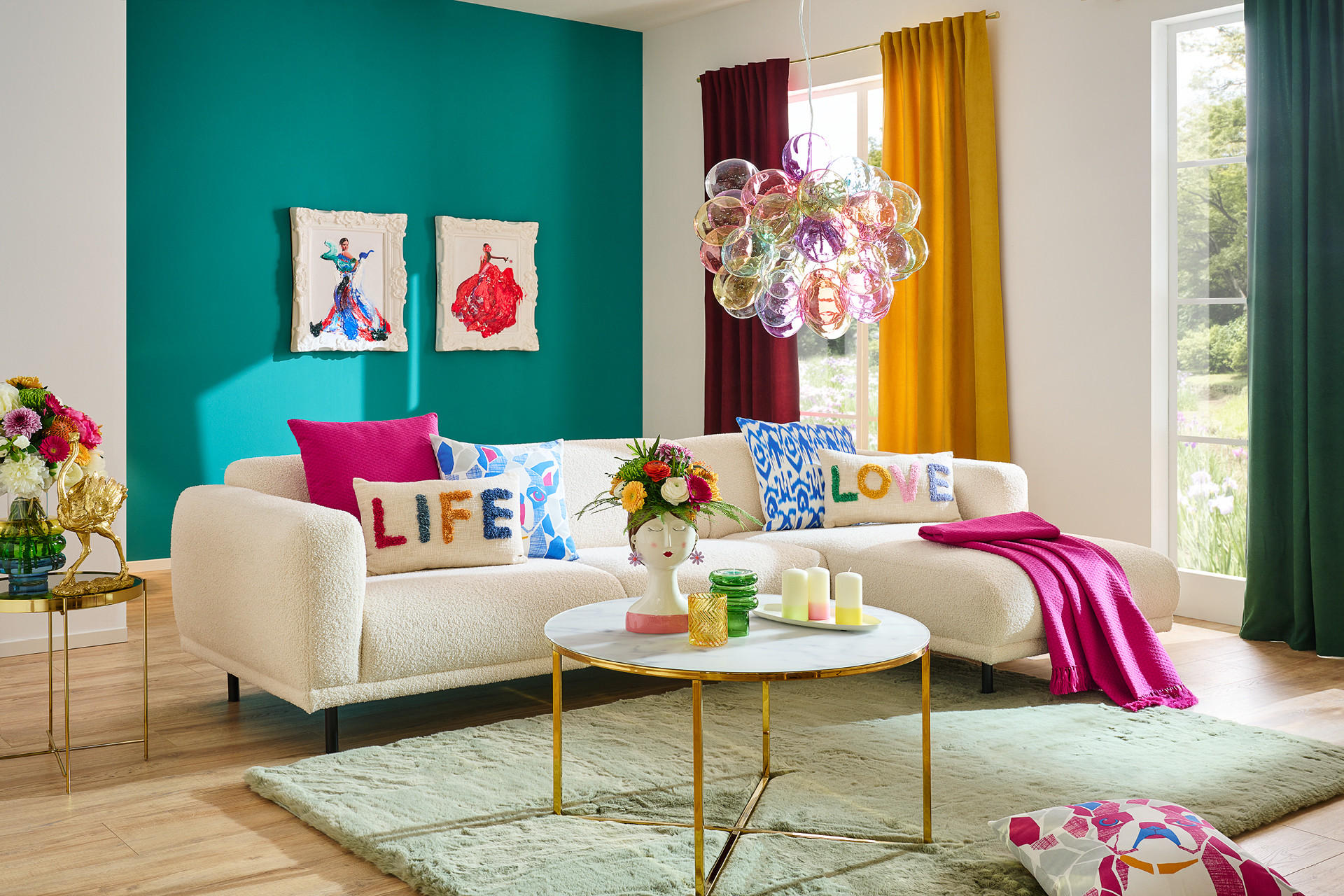 Couch in weiß, bunte Accessoires