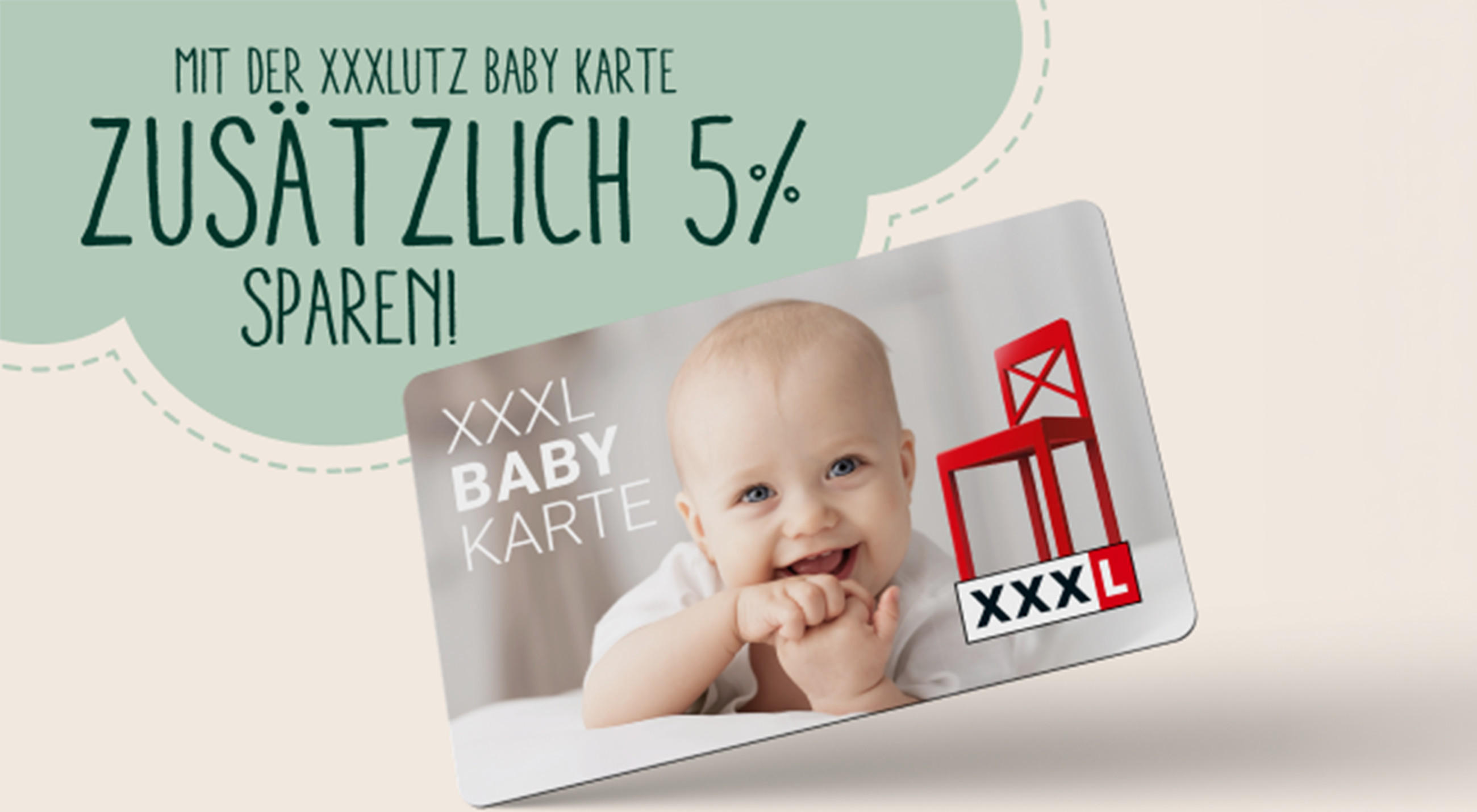 Mit der XXXLutz Baby Karte zusätzlich 5% sparen! Daneben eine Karte mit Babyfoto und Aufschrift XXXL Baby Karte sowie XXXL-Logo.