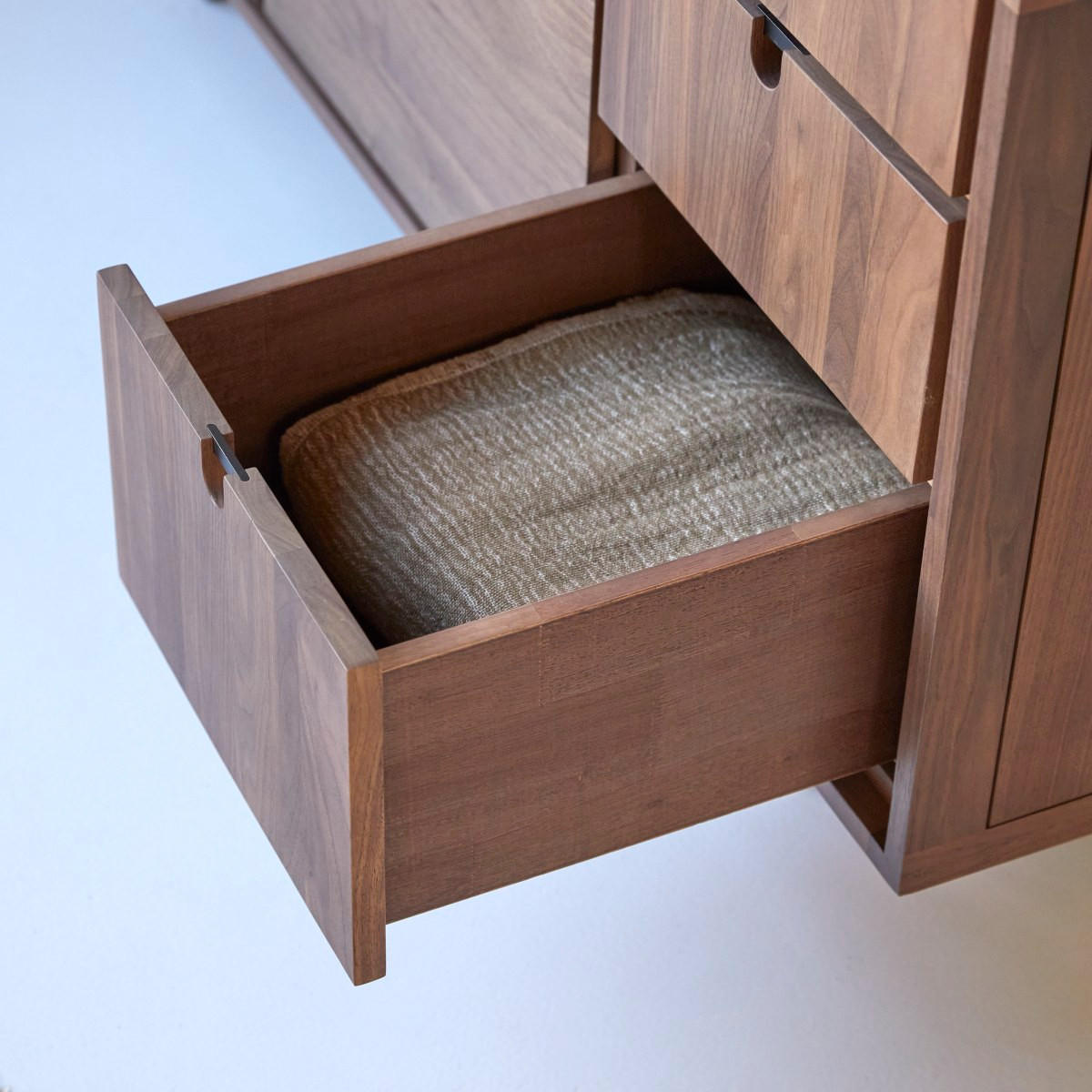 SIDEBOARD Jonàk Braun aus Walnuss - Braun, Holz (145/76/45cm) - Tikamoon