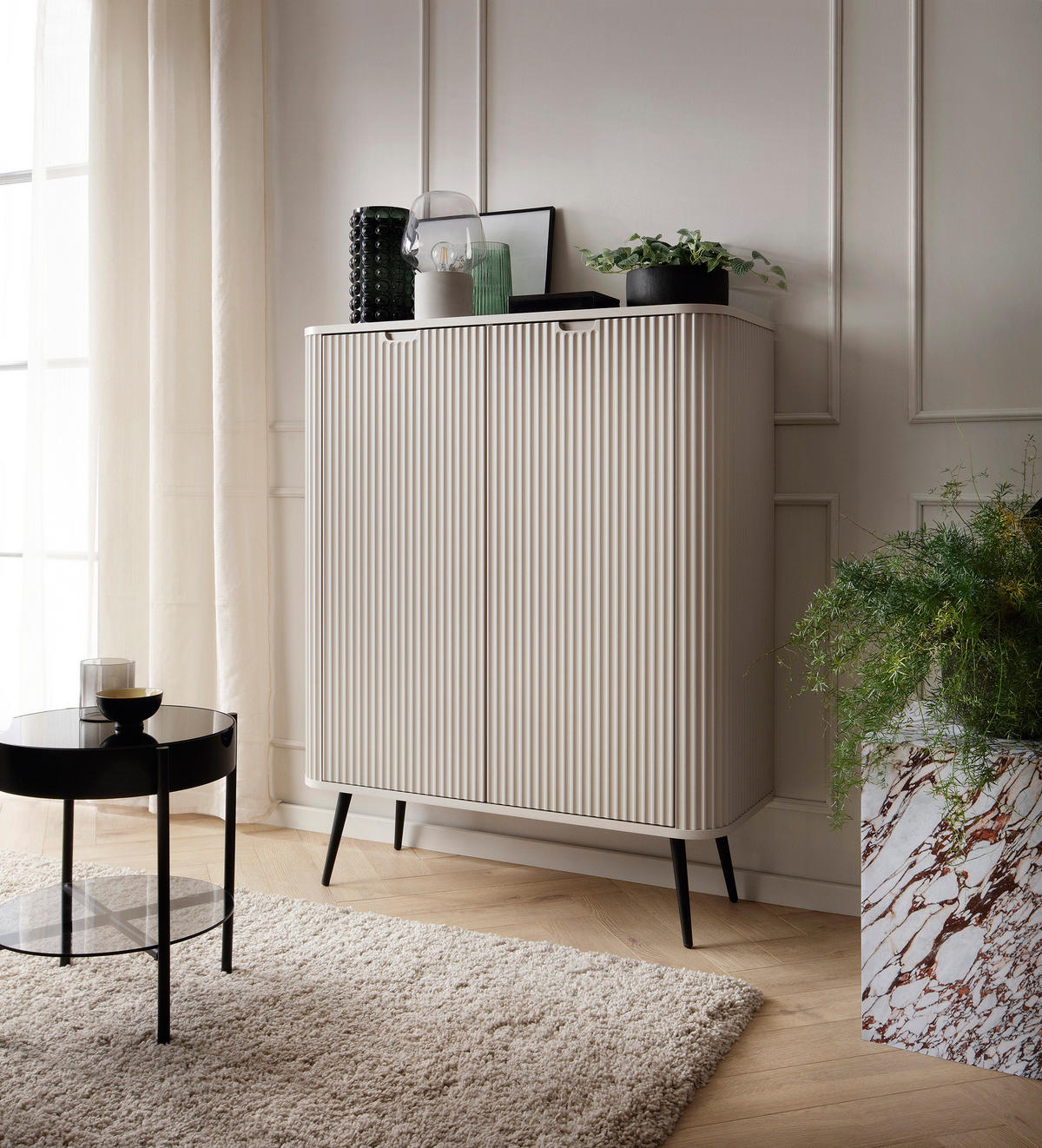 HIGHBOARD Salvia 2T Beige, Schwarz 103/129/39 cm – mit geriffelten Fronten und hohen Beinen - Beige/Schwarz, Holzwerkstoff/Metall (103/129/39cm) - AX Living