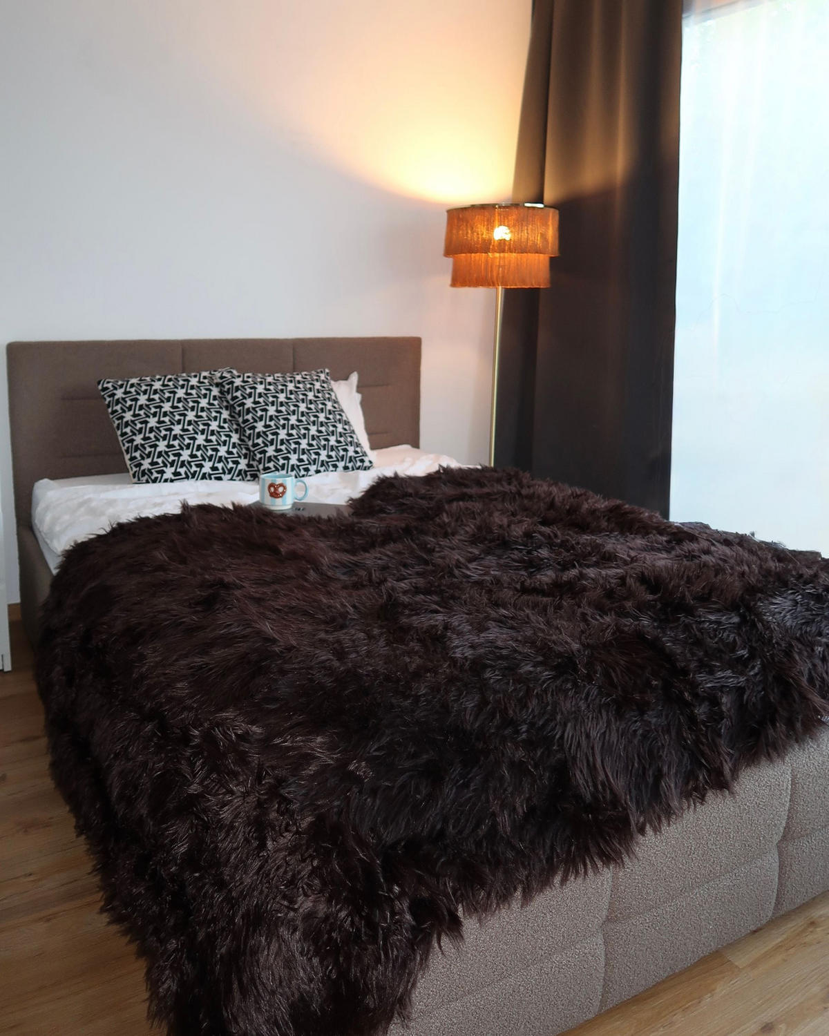 PREGRINJALO rjava 150 x 200 cm Delice - temno rjava, tekstil (150/200cm) - Beliani