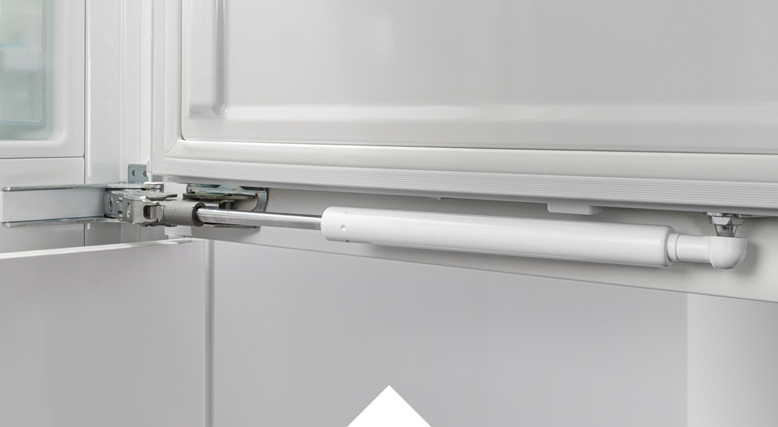 Detailaufnahme einer Kühlschranktür mit SoftSystem-Schließdämpfung von LIEBHERR.