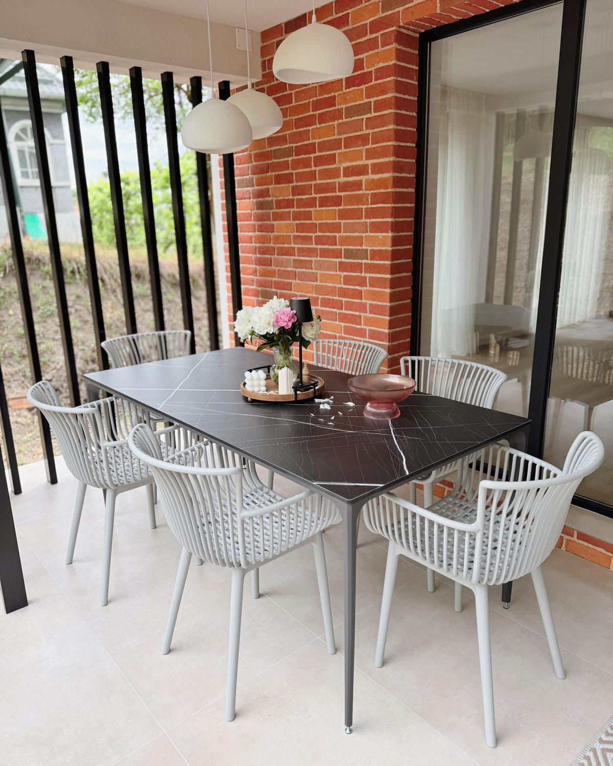 ZAHRADNÍ STŮL 180/90 cm Mramor Look Černý Mramor Sovareto - tmavě šedá, plast (180/90/75cm) - Beliani
