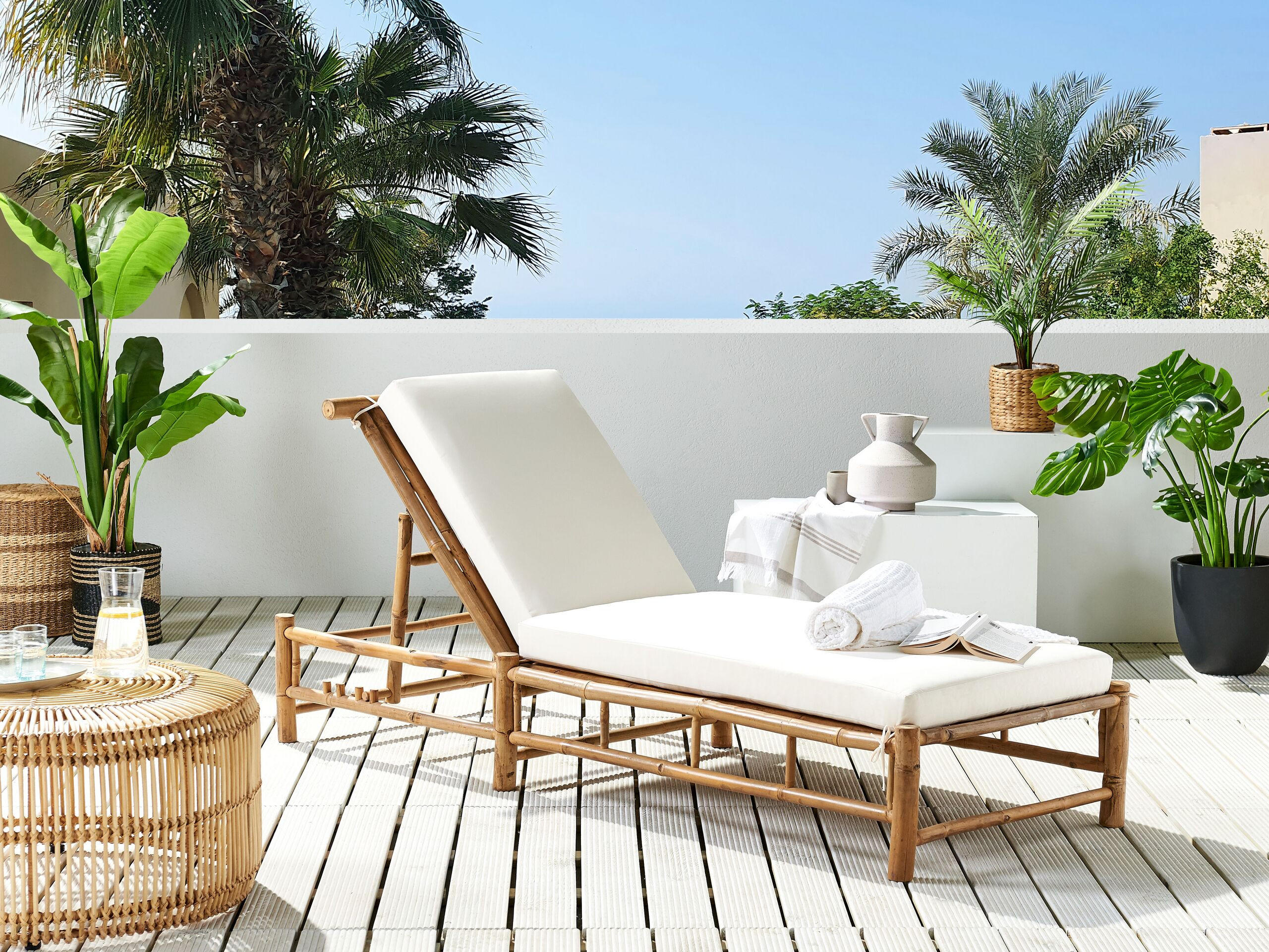 GARTENLIEGE hellbraun Auflage cremeweiß Ligure - Hellbraun/Creme, Holz (74/72/199cm) - Beliani
