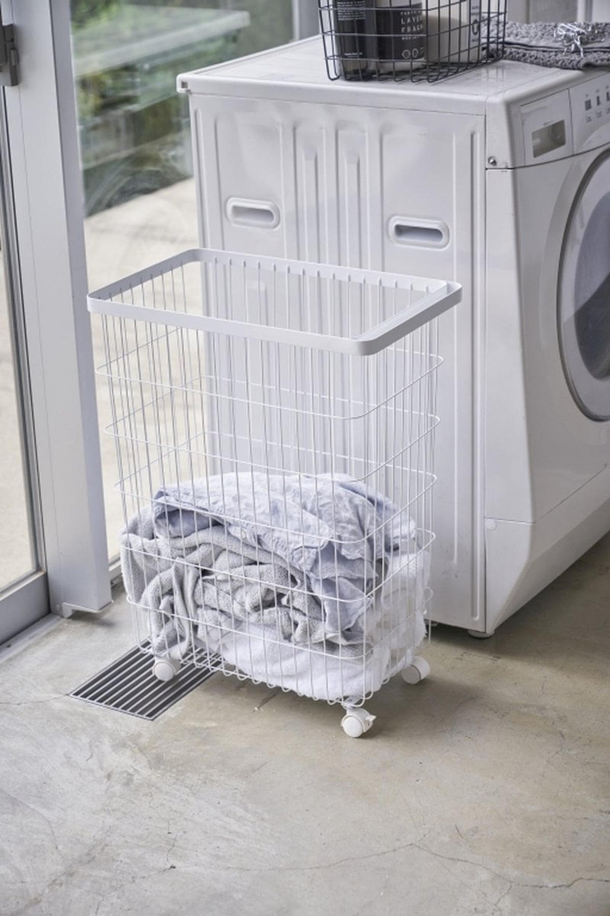 WÄSCHEKORB Tower weiß 46/61/28 cm auf Rollen - Weiß, Metall (46/61/28cm) - Yamazaki